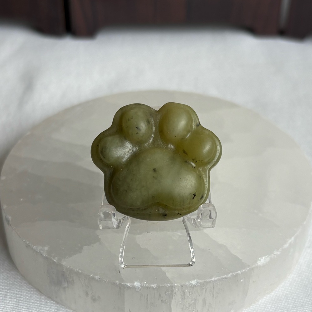 Serpentine jade crystal paw carving